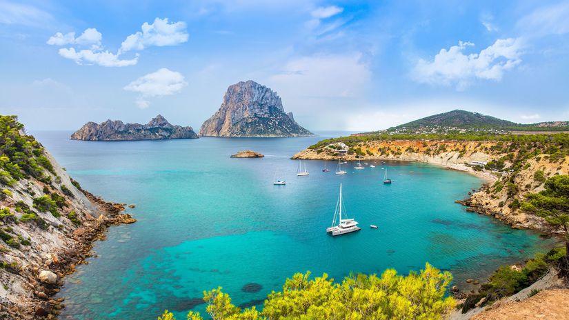 &bdquo;Kde s&uacute; na&scaron;i z&aacute;kazn&iacute;ci?&ldquo; Dva milovan&eacute; eur&oacute;pske dovolenkov&eacute; ostrovy čelia exodu turistov, ceny narazili na strop