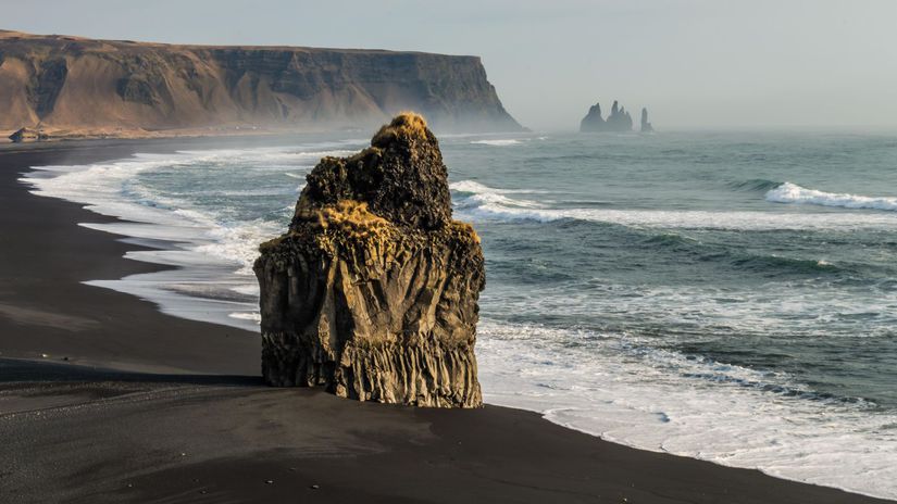 Čierny piesok mizne, vlny &uacute;točia: Sl&aacute;vna pl&aacute;ž Reynisfjara sa men&iacute; na z&oacute;nu smrti