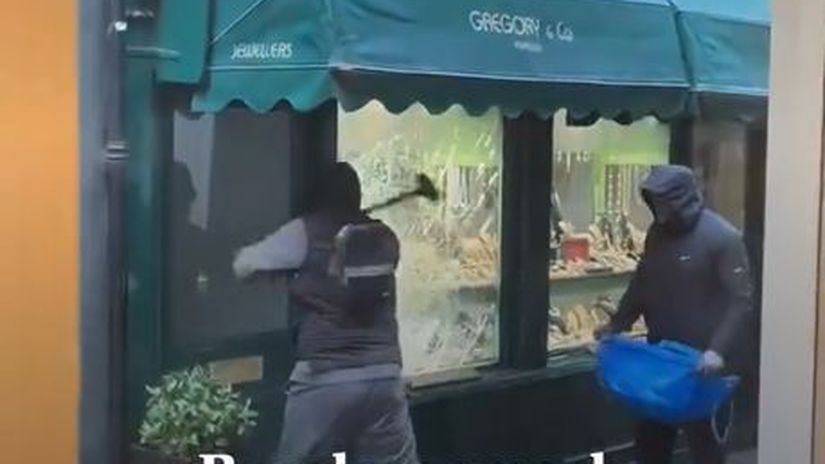 Ako je na tom Eur&oacute;pa s bezpečnosťou? Zlodeji vykr&aacute;dali klenotn&iacute;ctvo za bieleho dňa priamo pred zrakmi predavačiek aj ľud&iacute; na ulici