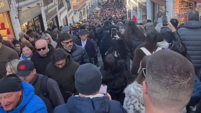 Ľudsk&eacute; mravenisk&aacute;. Toto s&uacute; eur&oacute;pske mest&aacute;, kde si turisti doslova chodia po hlav&aacute;ch