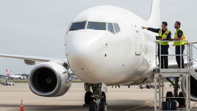 Z&aacute;hada letu AA923: Rutinn&aacute; kontrola na letisku odhalila prestrelen&eacute; kr&iacute;dlo Boeingu. Piloti netu&scaron;ia, kedy sa to stalo