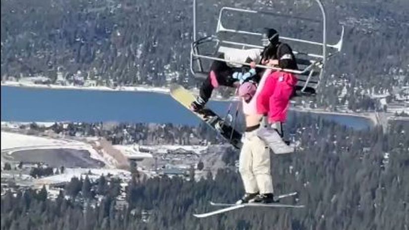 Lyžiarka sa zo&scaron;mykla z lanovky, z posledn&yacute;ch s&iacute;l sa držala vo v&yacute;&scaron;ke. Video dramatickej z&aacute;chrany obletelo internet