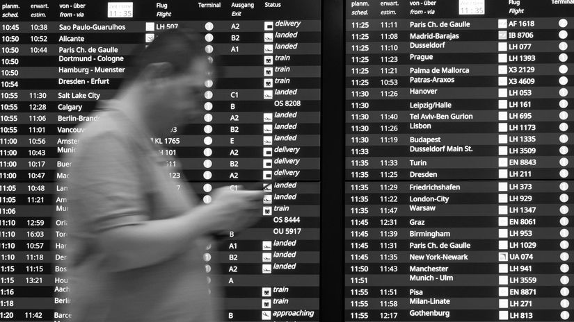 Cestuj&uacute;ci na Bl&iacute;zkom v&yacute;chode m&aacute;rne bojuj&uacute; o svoje letenky domov, v Dubaji uviazol aj minister