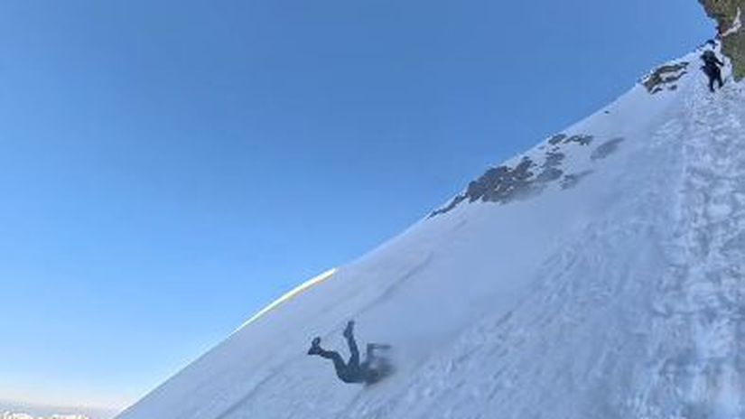 Mlad&iacute;k sa po&scaron;mykol a letel dole z Rysov, video z Tatier zachytilo jeho nekontrolovateľn&yacute; p&aacute;d