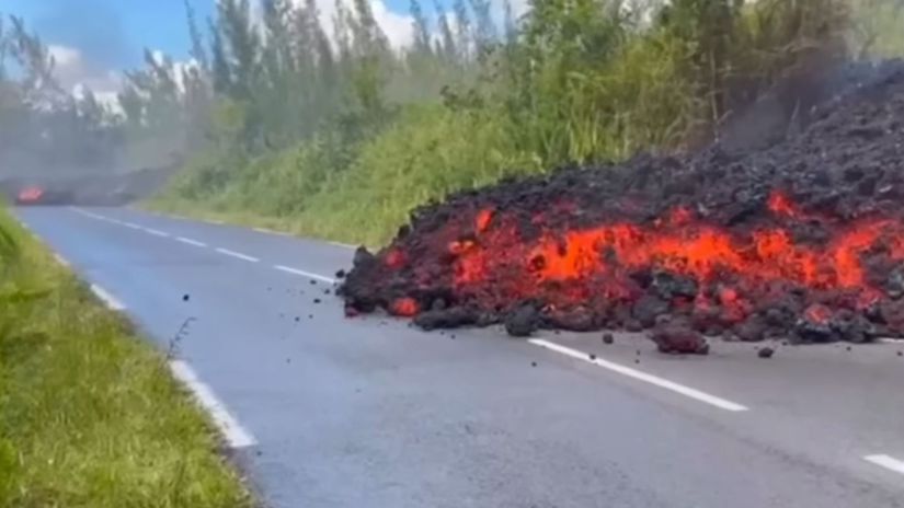 Ohniv&aacute; rieka preťala cestu. &Scaron;of&eacute;ri si na mobil točili, ako sa l&aacute;va leje priamo cez vozovku