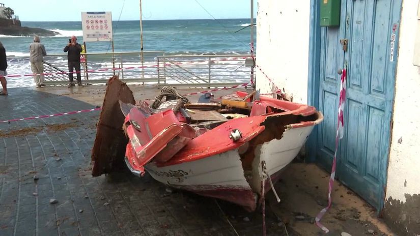 Kan&aacute;rske ostrovy pod n&aacute;porom b&uacute;rky Therese: Mount Teide v bielom a vlny, ktor&eacute; trhaj&uacute; lode