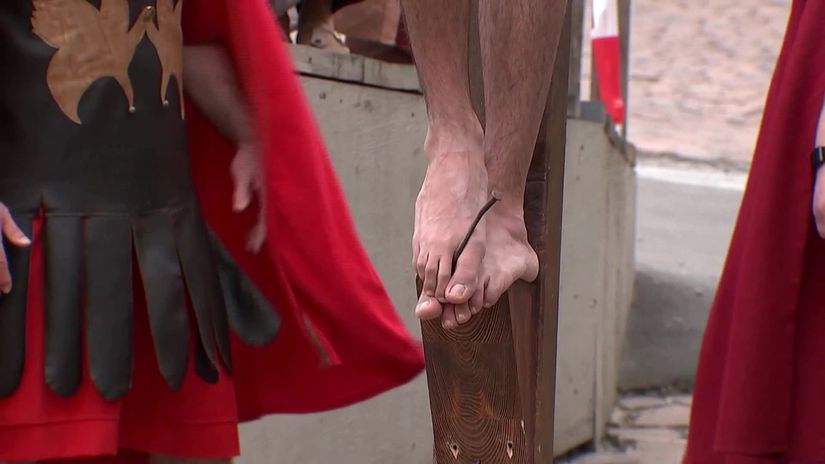 Divadlo, z ktor&eacute;ho mraz&iacute;: V uliciach sa odohrala dychber&uacute;ca dr&aacute;ma ukrižovania