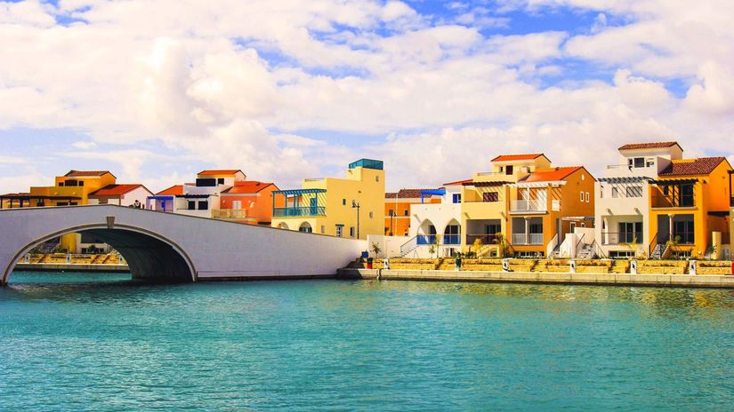 Cyprus je na hrane. Raj sa ocitol v tieni rakiet a britsk&yacute;ch z&aacute;kladn&iacute;. Dovolenk&aacute;ri zru&scaron;ili v marci každ&uacute; druh&uacute; rezerv&aacute;ciu