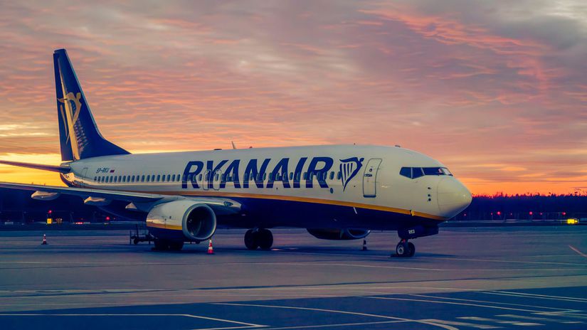 Dovolenky v ohrozen&iacute;: Ryanair pl&aacute;nuje ru&scaron;enia letov a prip&uacute;&scaron;ťa rekordn&eacute; ceny. Z&aacute;soby paliva na j&uacute;n a j&uacute;l s&uacute; kriticky n&iacute;zke