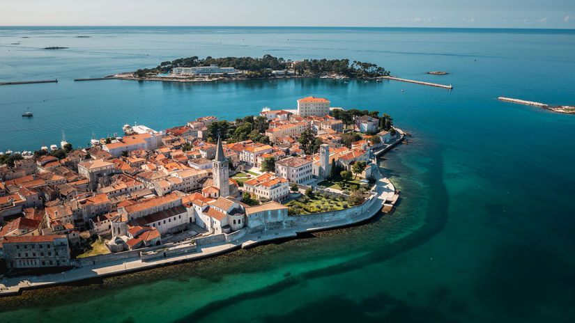 Chorv&aacute;tsko hl&aacute;si rekordn&yacute; &scaron;tart roka, Slov&aacute;ci zaplavili pl&aacute;že už počas Veľkej noci