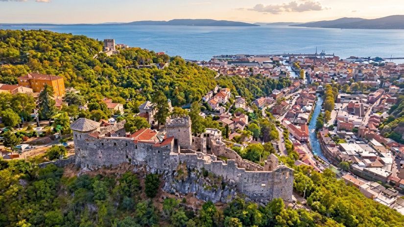 Volaj&uacute; ju vych&aacute;dzaj&uacute;ca hviezda Jadranu - toto je (zatiaľ e&scaron;te) utajen&yacute; klenot Chorv&aacute;tska, kde sa Alpy sa dot&yacute;kaj&uacute; mora a cenovky pr&iacute;jemne prekvapia
