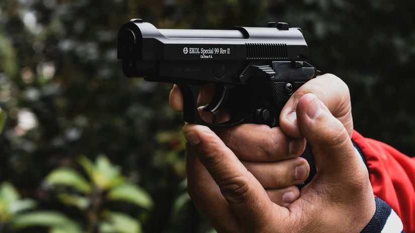 Trag&eacute;dia pri pyram&iacute;dach. Muž strieľal na turistov, jednu ženu usmrtil. Potom zbraň obr&aacute;til proti sebe