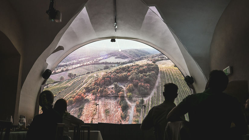 M&uacute;zeum, kde jedin&yacute; such&yacute; expon&aacute;t je v&iacute;no. M&ocirc;žete sa dot&yacute;kať, ochutn&aacute;vať a pr&iacute;behy ož&iacute;vaj&uacute; aj vďaka holografii