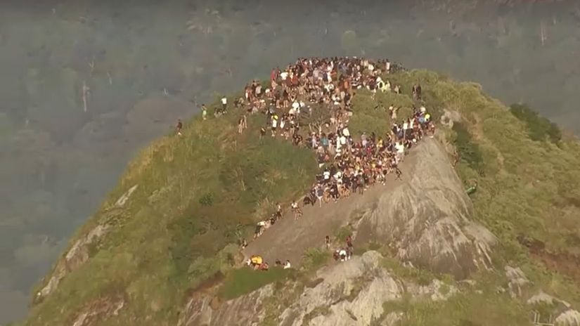 Prestrelka medzi pol&iacute;ciou a zločincami uv&auml;znila vy&scaron;e 200 turistov na ikonickej hore