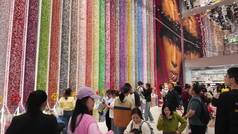 Otvorili najv&auml;č&scaron;&iacute; obchod pre ma&scaron;krtn&iacute;kov na svete - m&aacute; rozlohu dvoch futbalov&yacute;ch ihr&iacute;sk zaplnen&yacute;ch jedlom