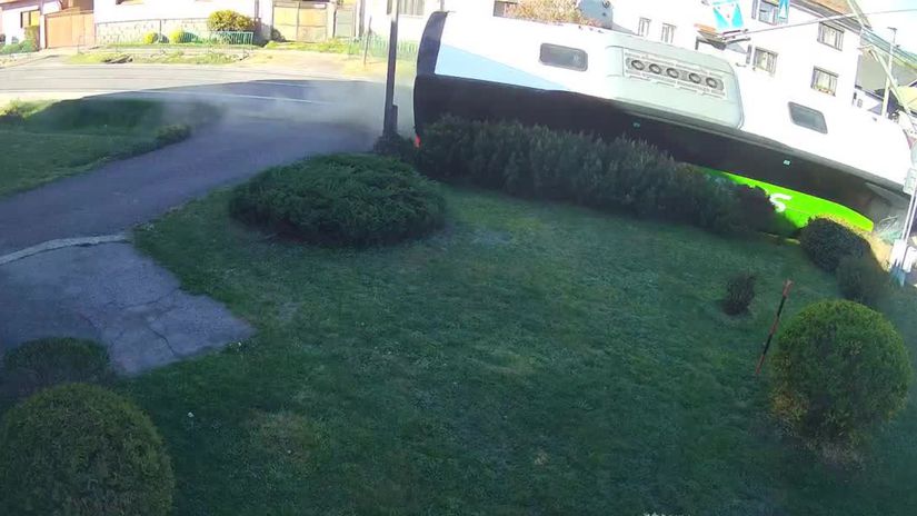 Autobus s 18 ľuďmi sa prevrátil v Dobrej Nive, deväť zranených, jedna žena letecky do nemocnice — image 1