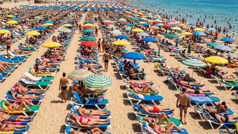 Koniec pohodliu. Eur&oacute;pske pl&aacute;že v obľ&uacute;ben&yacute;ch destin&aacute;ci&aacute;ch Slov&aacute;kov roz&scaron;iruj&uacute; z&aacute;kaz ležadiel. Len v jednej krajine sa to t&yacute;ka 250 lokal&iacute;t