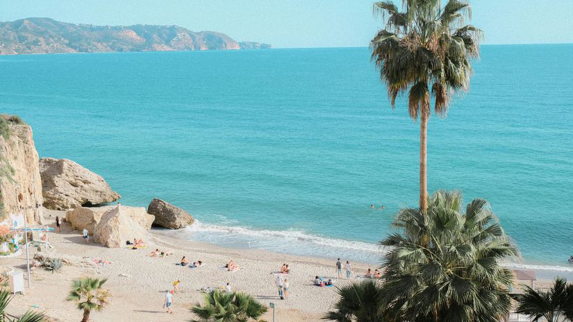 Costa del Sol sa pln&iacute; turistami. &Scaron;panielsko očak&aacute;va rekordn&uacute; sez&oacute;nu, no oblohu zaťahuj&uacute; mraky neistoty