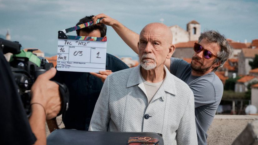 Tak toto v&aacute;s pobav&iacute;: John Malkovich mus&iacute; "prežiť" pobyt v Chorv&aacute;tsku. Ako to dopadne?
