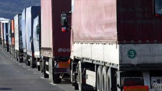 Na východnej hranici je 16 kilometrov dlhá kolóna kamiónov