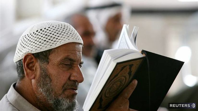 Palestínčan číta posvätnú knihu Korán.