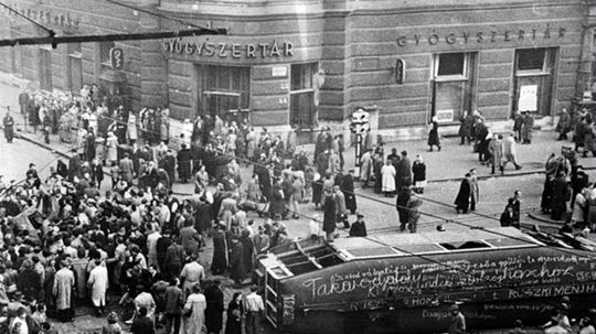Vymývanie mozgov v Rusku pokračuje: V Maďarsku povstali „fašisti“, Sovietsky zväz pomáhal