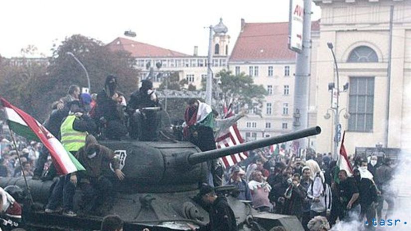 Maďarskí demonštranti sa zmocnili tanku.