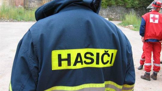 Pri požiari bytu v Banskej Bystrici zasahuje 18 hasičov
