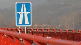 V Rakúsku oslobodili utečencov z auta so zvarenými dverami