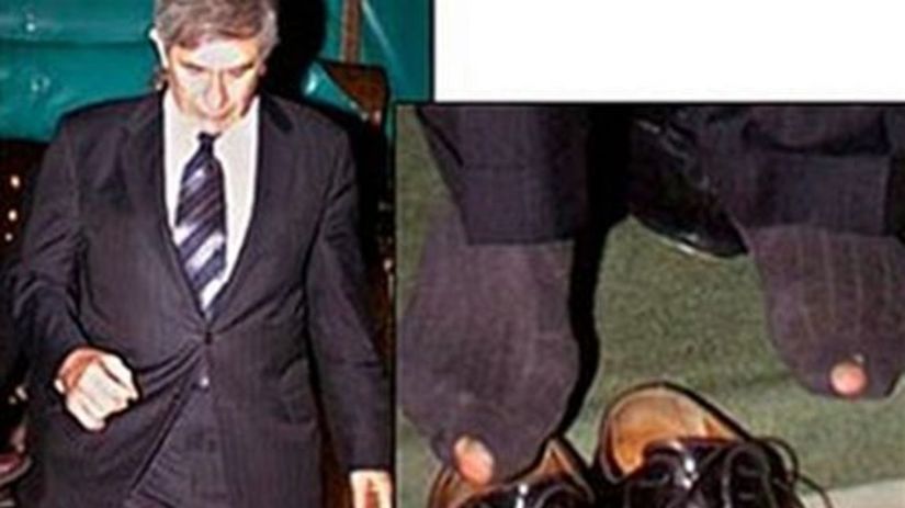 Paul Wolfowitz nosí deravé ponožky