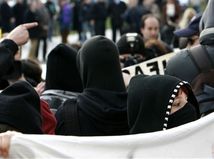 Mladí antifašisti protestujú proti mítingu Iniciatívy za slobodu slova.