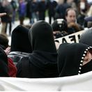Mladí antifašisti protestujú proti mítingu Iniciatívy za slobodu slova.