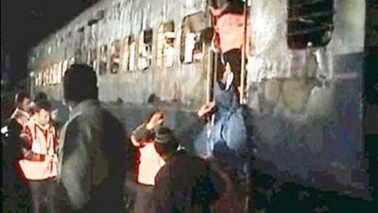V Indii sa vykoľajil osobný vlak, najmenej desať ľudí zahynulo