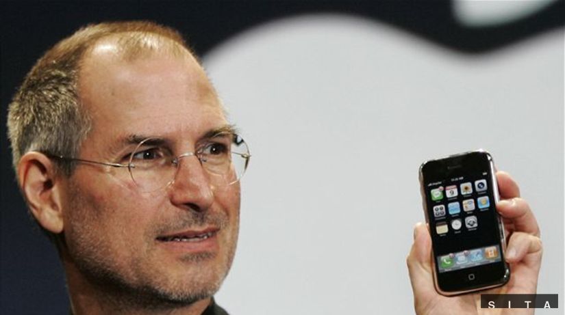 Steve Jobs ukazuje Apple iPhone
