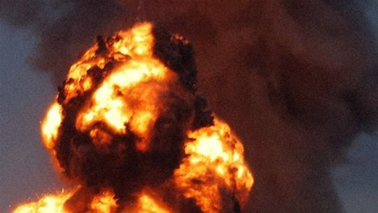 Hr&#237;b ohňa, prachu a dymu po v&#253;buchu...