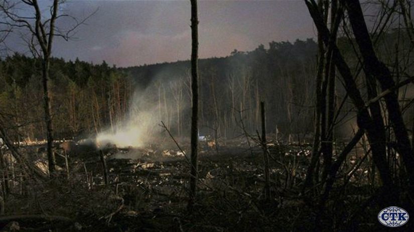 Tlejúce zvyšky po explózii v Novákoch