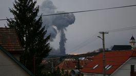 Hríb ohňa, prachu a dymu po výbuchu vo VOP Nováky.