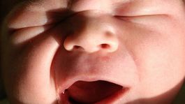 Na WC našli bábätko, pasažierky sa museli vyzliecť, aby sa zistilo, ktorá rodila