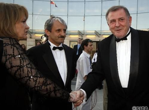 Vladimír Mečiar si podáva ruku s manželkou...
