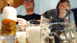 V Amsterdame zakázali jednu z top turistických atrakcií - pivné bicykle