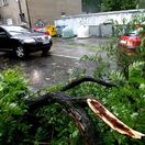 Na Slovensko sa ženie extrémny vietor, víchrica bude bičovať najmä tieto okresy. Meteorológovia varujú aj pred dažďom