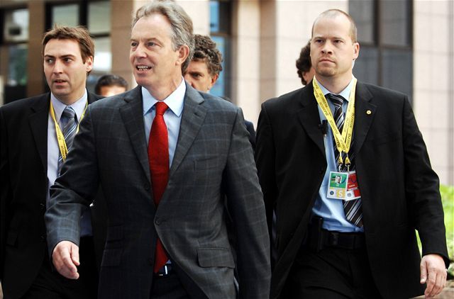 Britský premiér Tony Blair (v...