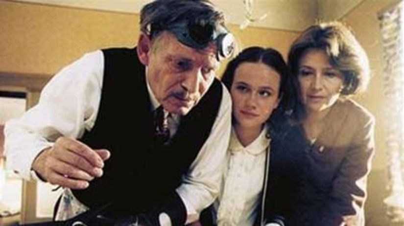 Kristína Nováková (v strede) vo filme Pelíšky