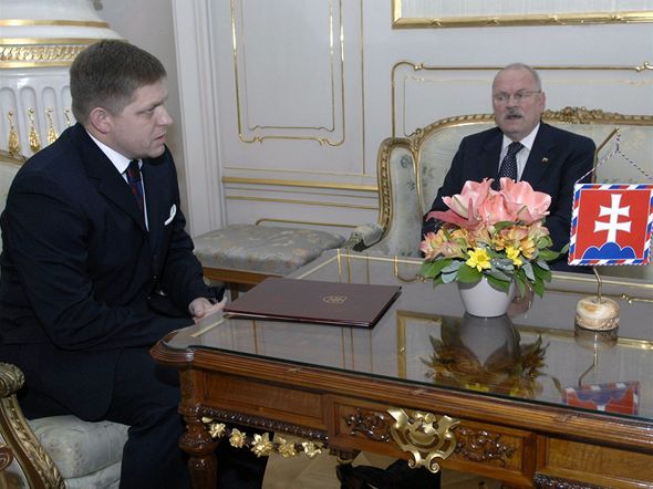 Premiér Robert Fico (vľavo) u...