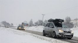 Na väčšine územia platí výstraha pred poľadovicou, na horách pred vetrom
