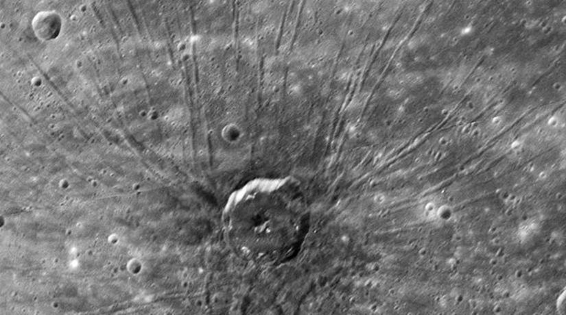 Kráter na Merkúre, ktorý zachytila sonda...