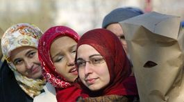 V Turecku povolili ženám šatky na univerzitách