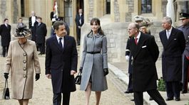 Zľava: britská panovníčka Alžbeta II. s manželom - princom Filipom (vpravo), francúzsky prezident Nicolas Sarkozy a jeho manželka Carla Bruni