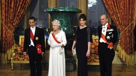 Zľava: francúzsky prezident Nicolas Sarkozy, britská panovníčka Alžbeta II., prvá dáma Francúzska Carla Bruni a manžel britskej panovníčky - princ Filip.