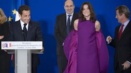 Carla Bruni-Sarkozy (v strede)